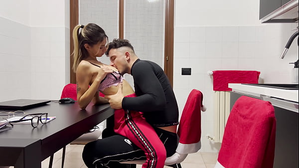 Segretaria italiana seduce il titolare. Finisce con il cazzo dentro – FACIAL. FOOTJOB. Dialogo ita